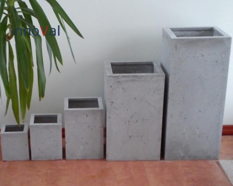 Donica z betonu architektonicznego z wkładem plastikowym H70x31x31cm